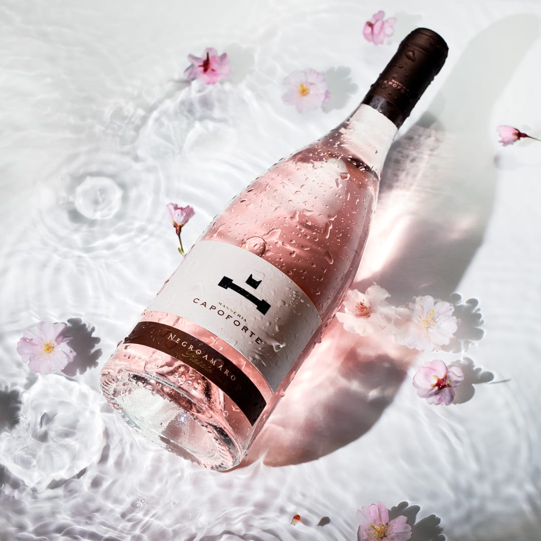 Tailor Brand Packaging Masseria Capoforte Negroamaro Rosato ambientata 1080x1080