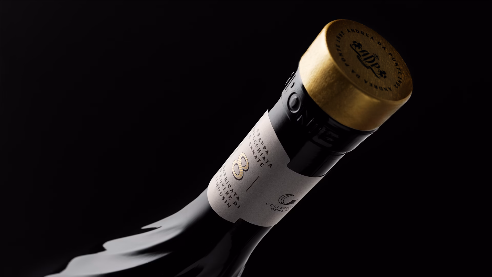 Tailor Brand Vecchia Grappa di Prosecco Collezione Genesi Andrea Da Ponte - Vinitaly Design Award Black 04 bottiglia macro tappo